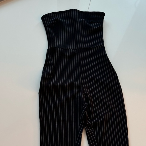 Black and white pinstripe strapless jumpsuit - Picture 2 of 4